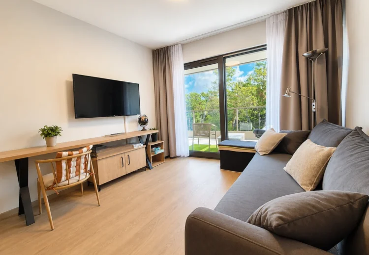 Bałtycka Sea Park 50 – klimatyzowany, dwupokojowy apartament 38 m², z częściowym widokiem na morze