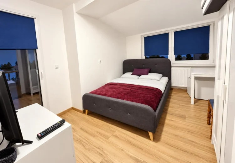 Doppelzimmer mit Balkon und gemeinsamem Badezimmer, ein zusätzliches Bett möglich – Gästezimmer Javka – G1